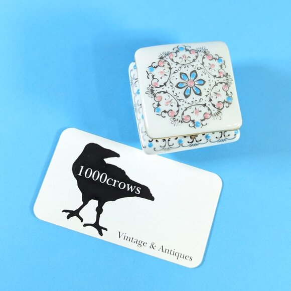 White porcelain lidded trinket box with silver, blue and pink pattern - Picture 10 of 11